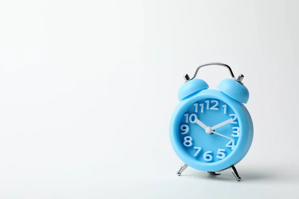 Relógio Alarme Fundo Branco Conceito Tempo — Fotografia de Stock