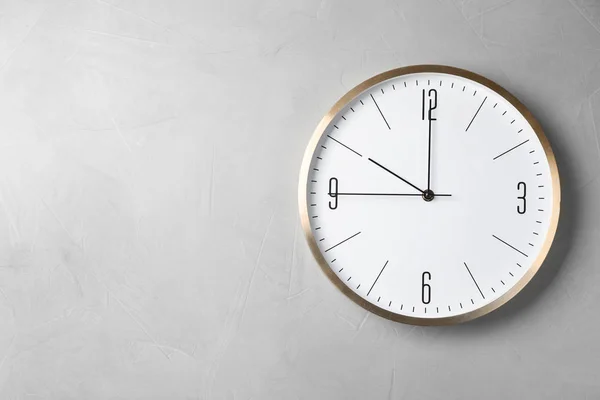Moderne Uhr Auf Grauem Hintergrund Draufsicht Zeitmanagement — Stockfoto