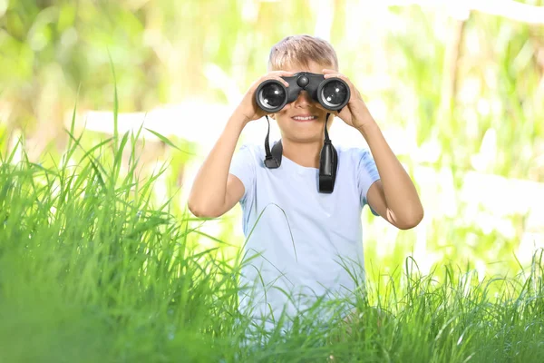 Menino Com Binóculos Livre Campo Férias — Fotografia de Stock