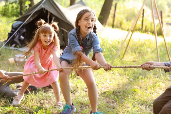 Bambini Che Tirano Corda All Aperto Campo Estivo — Foto Stock