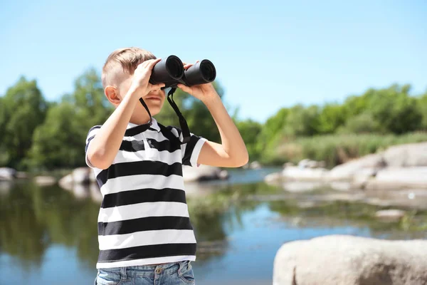 Niño Pequeño Con Prismáticos Aire Libre Campamento Verano —  Fotos de Stock