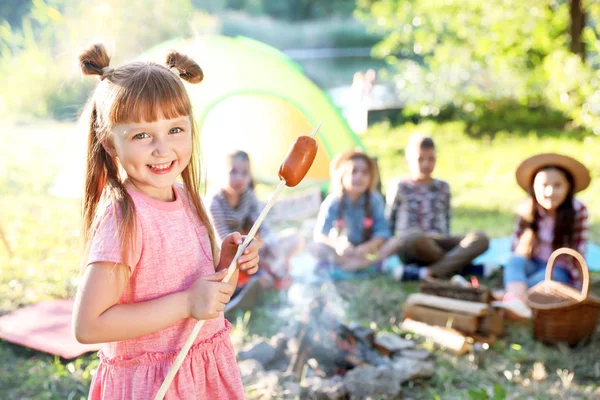 Ragazzina Con Salsiccia Fritta All Aperto Campo Estivo — Foto Stock