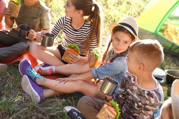 Bambini Piccoli Mangiano Panini All Aperto Campo Estivo — Foto Stock