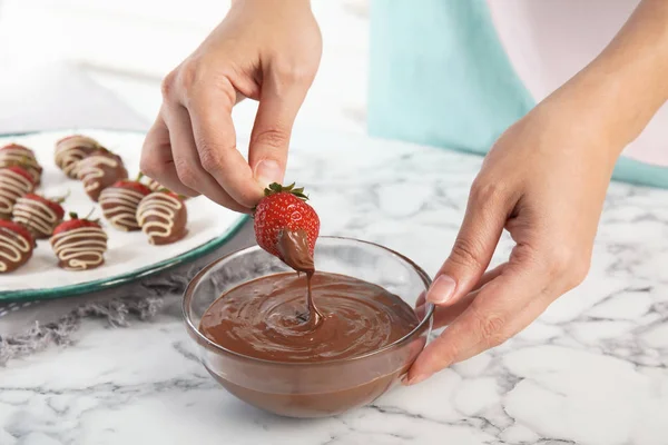 Mujer Sumergiendo Fresa Madura Tazón Con Chocolate Derretido Mesa — Foto de Stock