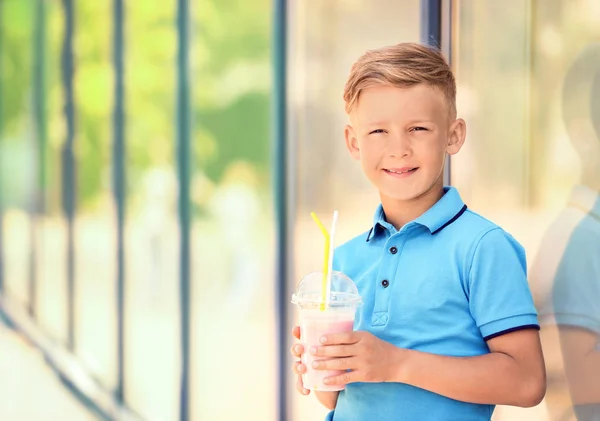 Niño Pequeño Con Taza Batido Aire Libre — Foto de Stock