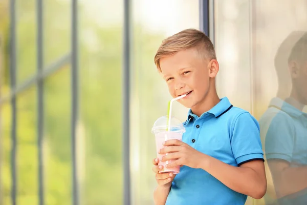 Liten Pojke Med Kopp Mjölk Shake Utomhus — Stockfoto