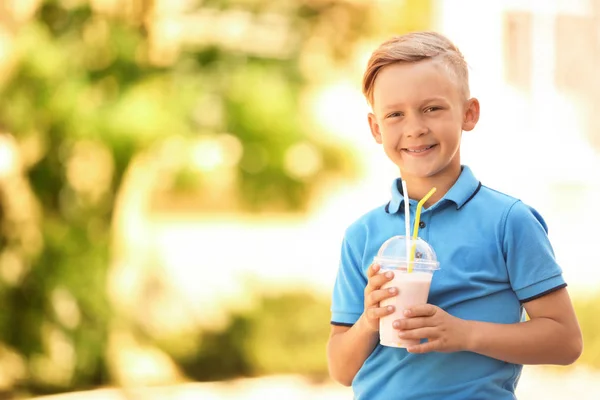 Niño Pequeño Con Taza Batido Aire Libre — Foto de Stock