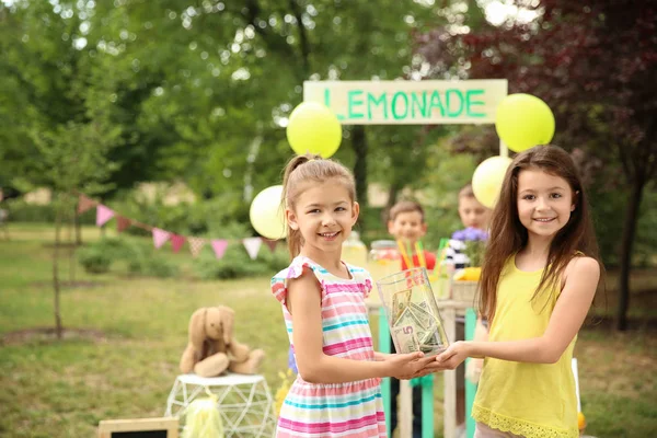 Little Girls Holding Jar Money Lemonade Stand Park — Stock Photo, Image