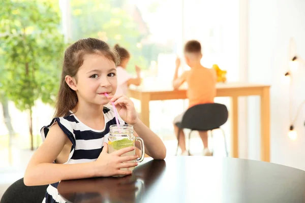 Kleines Mädchen Mit Natürlicher Limonade Tisch Drinnen — Stockfoto