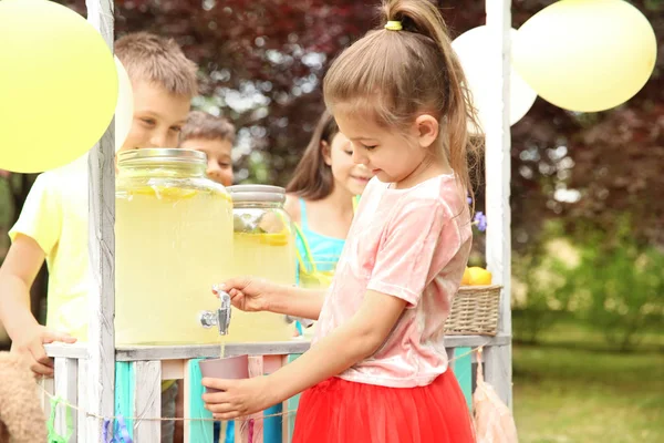 Küçük Kız Doğal Limonata Stand Park Fincan Içine Dökme — Stok fotoğraf