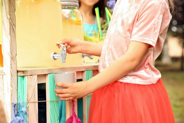 Kleines Mädchen Gießt Natürliche Limonade Tasse Stand Freien — Stockfoto