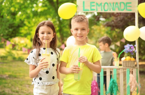 Little Children Natural Lemonade Park — Stock Photo, Image