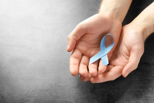 Homem Segurando Fita Azul Fundo Cinza Vista Superior Consciência Cancro — Fotografia de Stock