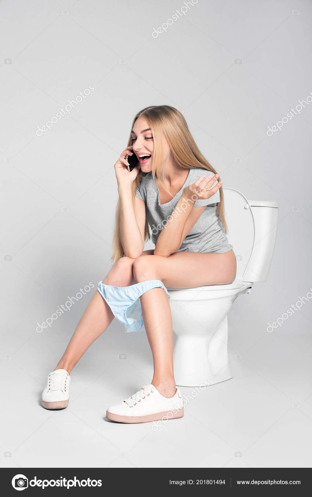 Сидеть в телефоне в туалете. Девочки сидят на унитазе. Женщина сидит на унитазе. Фотомодели на унитазе. Девочка на унитазе.