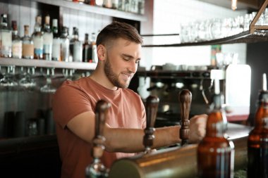 Bira musluk barda çalışan barmen