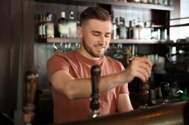 Bira musluk barda çalışan barmen