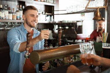 Bira musluk barda çalışan barmen