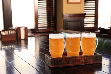 Ahşap masa lezzetli bira gözlük çubuk