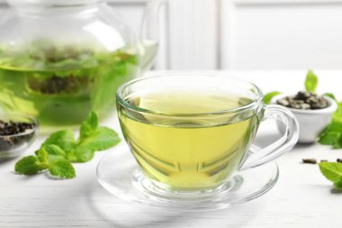 Sıcak aromatik nane çayı ve tablo taze yapraklar ile fincan