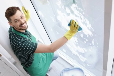 Erkek işçi pencere cam evde yıkama