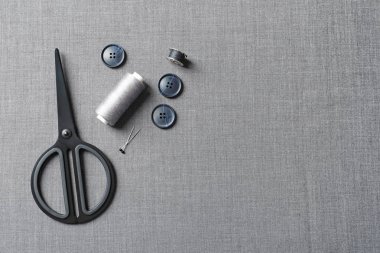 Terzilik aksesuarları, gri kumaş üzerine, en iyi görünümü ayarla