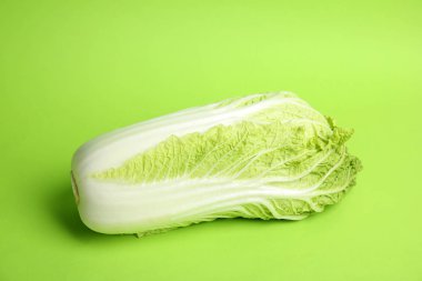 Renk arka plan üzerinde olgunlaşmış taze lahana