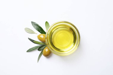 Petrol, Konfit Zeytin ve beyaz arka plan üzerinde yaprakları ile küçük kase