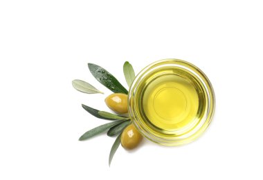 Petrol, Konfit Zeytin ve beyaz arka plan üzerinde yaprakları ile küçük kase