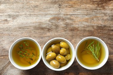 Petrol ve ahşap masa, üstten bakış Doğum Konfit Zeytin güzel kompozisyonu