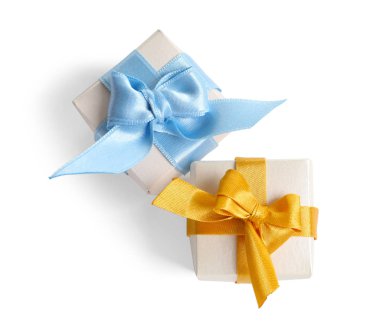 Güzel hediye kutuları beyaz arka plan, üstten görünüm üzerinde sarılı