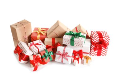 Güzel hediye kutuları beyaz zemin üzerine sarılmış