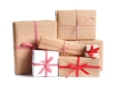 Güzel hediye kutuları beyaz zemin üzerine sarılmış