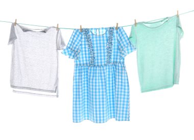 Beyaz arka plan karşı Çamaşırhane satırındaki giyim