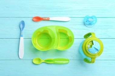 Bebek Sofra yemek ahşap arka plan ile düz yatıyordu kompozisyon