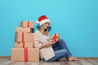 Noel hediyeleri renk duvarının yakınında olan kadın