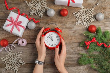 Kadın ile çalar saat, tablo, görünüm üst. Noel geri sayım