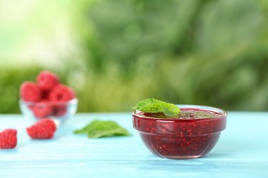 Tablo arka plan bulanık karşı frambuaz reçeli ile kase