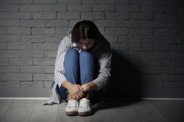 Yalnız kadın yakınındaki duvara depresyon acı