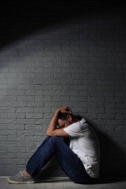 Yalnız adam tuğla duvar yakınındaki depresyon acı
