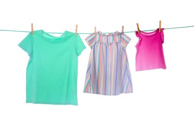 Beyaz arka plan karşı Çamaşırhane satırındaki giyim