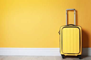 Renk duvarının yakınında parlak sarı çanta