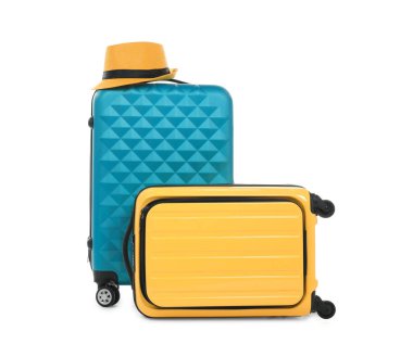 Yeni valiz ve beyaz arka plan üzerinde yolculuk için Paketli şapka