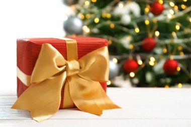 Güzel hediye kutusu ve arka plan üzerinde bulanık Noel ağacı