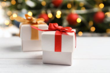 Güzel hediye kutuları ve arka plan üzerinde bulanık Noel ağacı