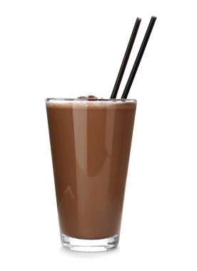 Beyaz zemin üzerine lezzetli milkshake cam