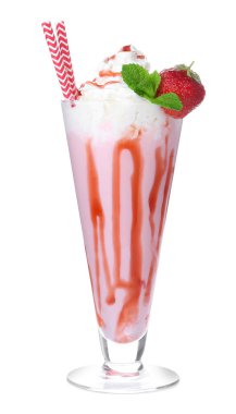 Beyaz zemin üzerine lezzetli milkshake cam