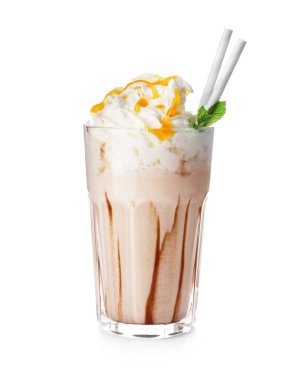 Beyaz zemin üzerine lezzetli milkshake cam