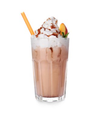 Beyaz zemin üzerine lezzetli milkshake cam