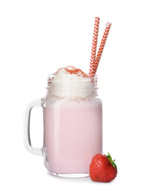 Mason kavanoza beyaz zemin üzerine lezzetli süt shake ile