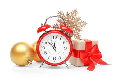 Çalar saat, hediye ve beyaz arka plan üzerinde şenlikli dekor. Noel geri sayım
